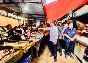 Presiden juga tampak membeli sejumlah barang yang dijual oleh para pedagang di Pasar Natar, mulai dari makanan hingga buah-buahan/ (Foto: Laily Rachev - Biro Pers Sekretariat Presiden)