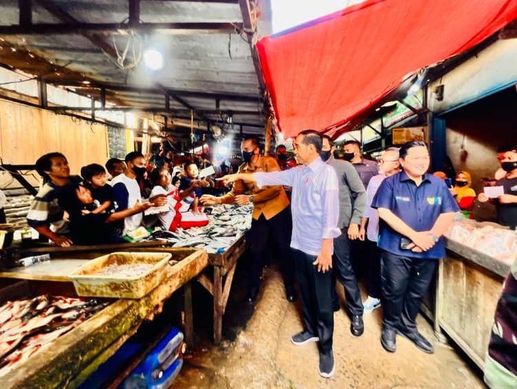 Presiden juga tampak membeli sejumlah barang yang dijual oleh para pedagang di Pasar Natar, mulai dari makanan hingga buah-buahan/ (Foto: Laily Rachev - Biro Pers Sekretariat Presiden)