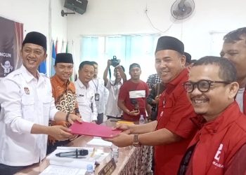 DPC Partai PDIP Sarolangun menjadi partai pertama yang mendaftarkan Bakal Calon Legislatif (Bacaleg) ke KPU Sarolangun, Kamis (11/5). Foto: Ampar