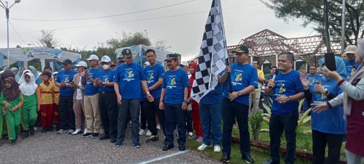 Pj Bupati Sarolangun Lepas Jalan Santai Semarakkan Hardiknas/ Foto: Fdn/ Ampar