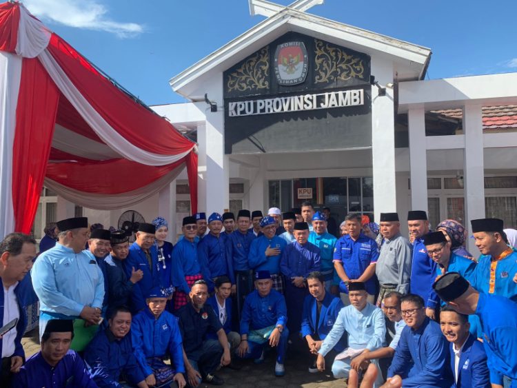 DPW PAN Provinsi Jambi dipimpin H Bakrie daftarkan Bacaleg ke KPU Provinsi Jambi, Jumat (12/5). Foto: Alan/ Ampar