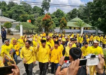 Ratusan Massa Antarkan Bacaleg Golkar ke KPU Sarolangun/ Foto: fdn/ampar