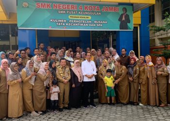 Presiden RI Jokowi didampingi Gubernur Jambi Al Haris berfoto bersama guru SMKN 4 Kota Jambi, Selasa (16/5). Foto: Alan/ Ampar