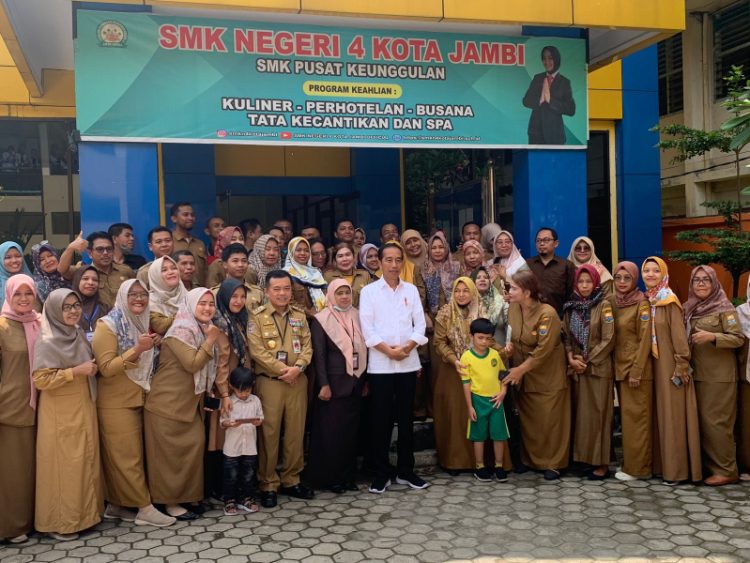 Presiden RI Jokowi didampingi Gubernur Jambi Al Haris berfoto bersama guru SMKN 4 Kota Jambi, Selasa (16/5). Foto: Alan/ Ampar