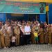 Presiden RI Jokowi didampingi Gubernur Jambi Al Haris berfoto bersama guru SMKN 4 Kota Jambi, Selasa (16/5). Foto: Alan/ Ampar