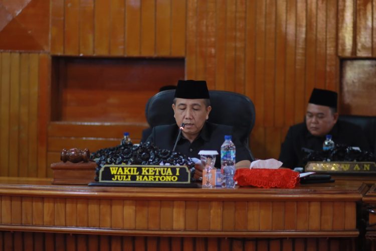 DPRD Kabupaten Bengkulu Selatan melaksanakan rapat paripurna dengan agenda mendengarkan jawaban Eksekutif atas pandangan umum Fraksi terhadap Lima Raperda. Jumat (19/05)/ Foto: Doni/ Ampar