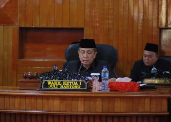 DPRD Kabupaten Bengkulu Selatan melaksanakan rapat paripurna dengan agenda mendengarkan jawaban Eksekutif atas pandangan umum Fraksi terhadap Lima Raperda. Jumat (19/05)/ Foto: Doni/ Ampar