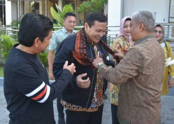 Kedatangan Pj Bupati Sarolangun yang baru, Bachril Bakri disambut Sekda dan Pejabat Pemkab Sarolangun di Bandara Sultan Thaha Saifuddin Jambi, Senin (22/5). Foto: Fdn/ Ampar
