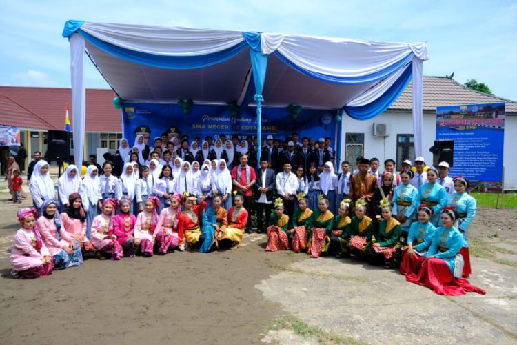 Wakil Gubernur Jambi, Abdullah Sani saat resmikan gedung baru SMAN 12 Kota Jambi, Senin (22/5). Foto: Harun