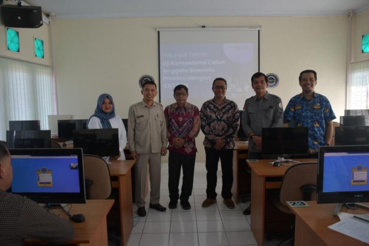 Tes Computer Assisted Test (CAT) dan ujian tertulis calon anggota Bawaslu Provinsi Jambi periode 2023-2028. Foto: Meli/ Ampar