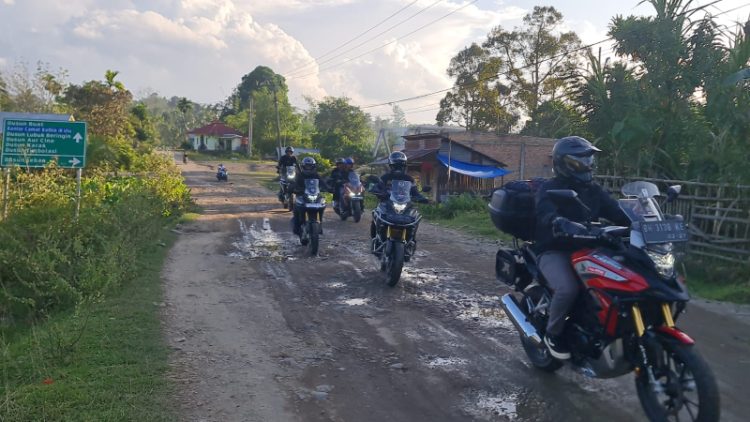 Explore Touring Road to Stone Creek Honda CB150X. Foto: Ajeng