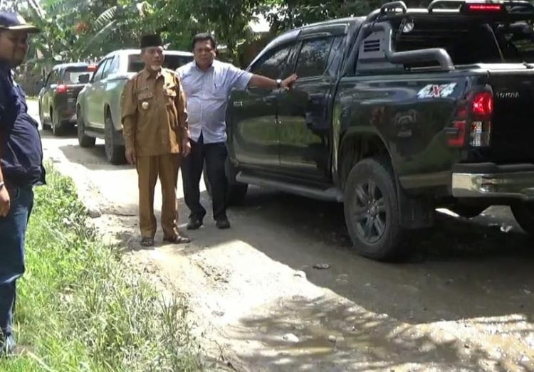 Bupati Merangin H Mashuri didampingi Kadis PUPR Kabupaten Merangin, Kabid Bina Marga, saat meninjau ruas jalan yang akan dibangun melalui dana daerah pada Senin ( 22/5)/ Foto: Teguh