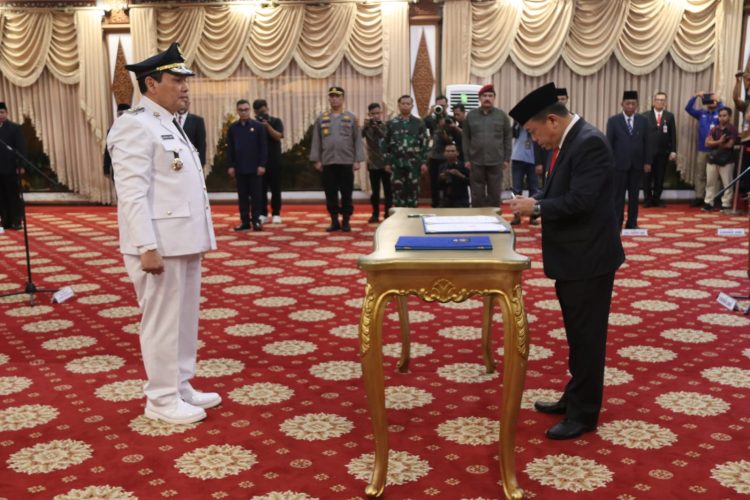 Gubernur Jambi Al Haris, melantik 3 Penjabat (Pj) Bupati, Senin (22/5) Malam di Rumdis Gubernur/ Foto: agus