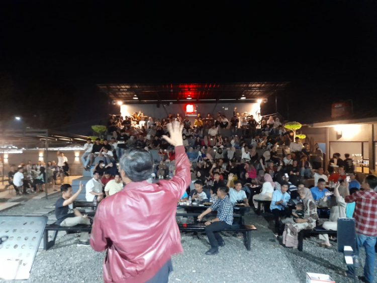 Ketua DPRD Provinsi Jambi, Edi Purwanto saat kunjungi salah satu cafe anak muda Bungo. Foto: Adrian
