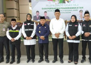Gubernur Jambi, Al Haris lepas peserta haji asal Jambi. Foto: Meli/ Ampar