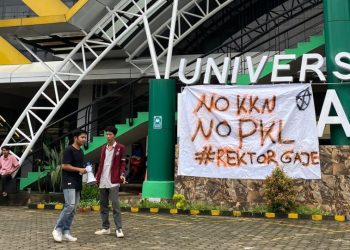 Mahasiwa UM demo sampaikan tuntutan di depan kampus. Foto: Meli/ Ampar