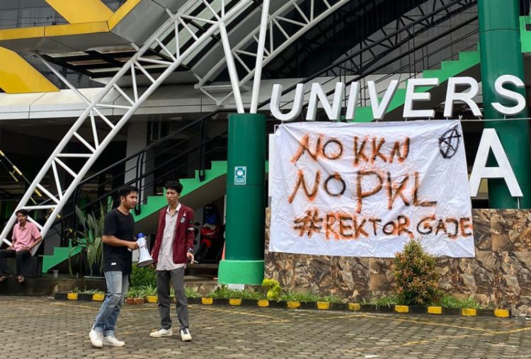 Mahasiwa UM demo sampaikan tuntutan di depan kampus. Foto: Meli/ Ampar