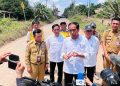 Presiden RI Joko Widodo didampingi Gubernur Jambi Al Haris saat turun lansung cek kondisi jalan di Sungai Gelam, Selasa (16/5). Foto: Biro Pers Sekretriat Presiden