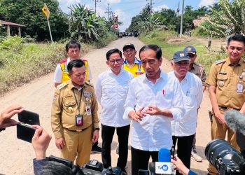 Presiden RI Joko Widodo didampingi Gubernur Jambi Al Haris saat turun lansung cek kondisi jalan di Sungai Gelam, Selasa (16/5). Foto: Biro Pers Sekretriat Presiden