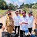 Presiden RI Joko Widodo didampingi Gubernur Jambi Al Haris saat turun lansung cek kondisi jalan di Sungai Gelam, Selasa (16/5). Foto: Biro Pers Sekretriat Presiden