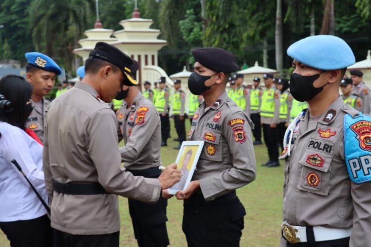 Upacara PTDH dilaksanakan secara In Absentia dimana keduanya tidak hadir dalam upacara yang dipimpin Kapolres Merangin AKBP Dewa Nyoman Arinata, Senin (26/06/2023).  Bripda AS diputus PTDH berdasarkan Keputusan Kapolda Jambi Nomor : Kep/224/V/202/ Foto: Riky