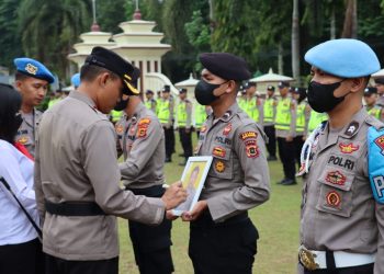 Upacara PTDH dilaksanakan secara In Absentia dimana keduanya tidak hadir dalam upacara yang dipimpin Kapolres Merangin AKBP Dewa Nyoman Arinata, Senin (26/06/2023).  Bripda AS diputus PTDH berdasarkan Keputusan Kapolda Jambi Nomor : Kep/224/V/202/ Foto: Riky