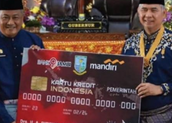 Plt. Dirut Bank Jambi, H. Khairul Suhairi, S.E.,M.M, bersama Walikota Jambi, Syarif Fasha, usai melaksanakan rapat paripurna di Gedumg DPRD Kota Jambi, Senin (30/05/2023). Foto: Dok. Bank Jambi