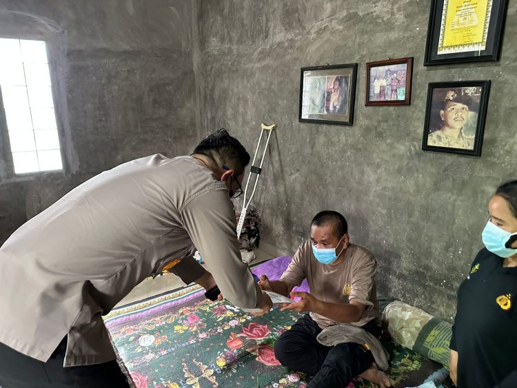 Kapolresta Deli Serdang Kombes Pol. Irsan Sinuhaji, SIK, MH mengunjungi (home visit) personil Polresta Deli Serdang yang menderita sakit menahun dan mengontrol perkembangan kesehatannya./ Foto: Rapiun