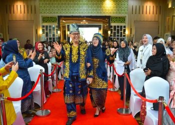 Walikota Jambi Syarif Fasha beserta istri parade baju adat nusantara. Foto: Meli/ Ampar