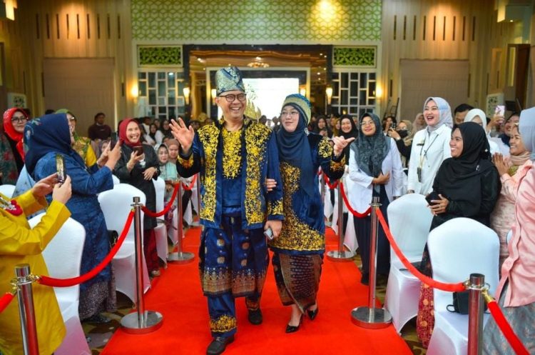 Walikota Jambi Syarif Fasha beserta istri parade baju adat nusantara. Foto: Meli/ Ampar