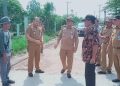 Wawako Jambi Maulana tinjau proyek pengerjaan jalan di TPU Talang Sari Kelurahan Bakung Jaya wilayah Kecamatan Palmerah. Foto: Meli