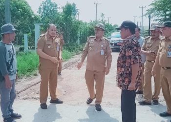 Wawako Jambi Maulana tinjau proyek pengerjaan jalan di TPU Talang Sari Kelurahan Bakung Jaya wilayah Kecamatan Palmerah. Foto: Meli