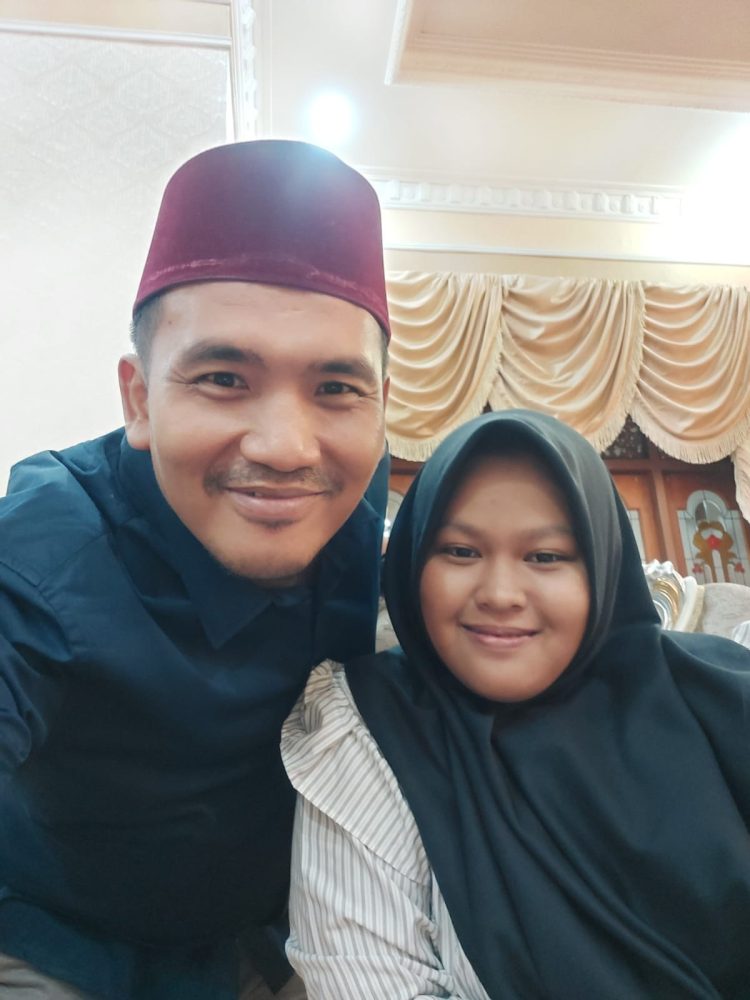 Dr. Dedek Kusnadi,S.Sos,.M.Si,.MM - Dosen Ilmu Pemerintahan Uin Jambi bersama Sarifah Alkap Siswi SMP yang dilaporkan oleh Pemkot Jambi/ Foto: Dedek