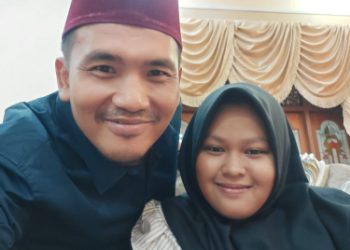 Dr. Dedek Kusnadi,S.Sos,.M.Si,.MM - Dosen Ilmu Pemerintahan Uin Jambi bersama Sarifah Alkap Siswi SMP yang dilaporkan oleh Pemkot Jambi/ Foto: Dedek