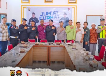 Sat Brimob Polda Jambi gelar jumat curhat di Desa Lopak Asai. Foto: Humas Polda Jambi