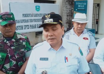 Pj Bupati Sarolangun Bachril Bakri pimpin  Tim Pengendali Inflasi Daerah (TPID) lakukan inspeksi mendadak (Sidak) di Pasar Atas Sarolangun. Foto: Fdn