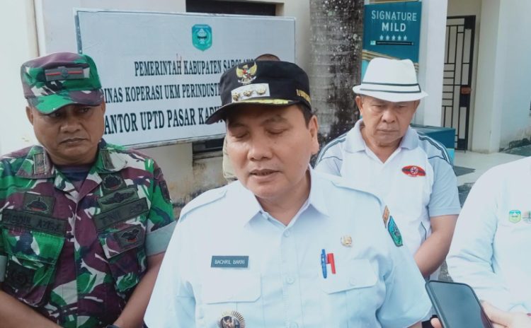 Pj Bupati Sarolangun Bachril Bakri pimpin  Tim Pengendali Inflasi Daerah (TPID) lakukan inspeksi mendadak (Sidak) di Pasar Atas Sarolangun. Foto: Fdn