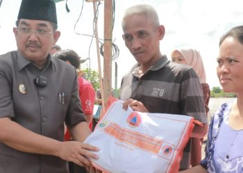 Anwar Sadat tinjau lokasi bencana alam tanah longsor di Kelurahan Senyerang, Senin (29/5). Foto: Prokopim Tanjabbar