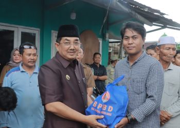 Prokopim Tanjab Barat
Anwar Sadat tinjau lokasi musibah angin kencang di Kelurahan Tungkal Harapan, Senin (15/5). Foto: Prokopim Tanjabbar