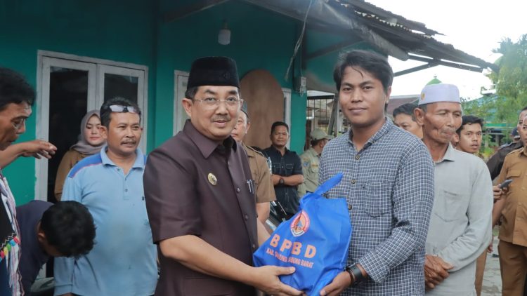 Prokopim Tanjab Barat
Anwar Sadat tinjau lokasi musibah angin kencang di Kelurahan Tungkal Harapan, Senin (15/5). Foto: Prokopim Tanjabbar