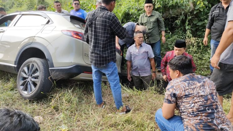 Al Haris Turun Tangan Bantu Evakuasi Korban Laka di Lintas Sumatera Minggu (16/7)/ Foto: Riki