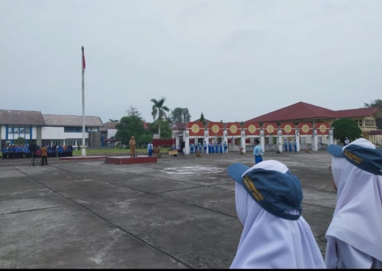 Gubernur Jambi Al Haris pimpin apel di SMA Titian Teras Jambi. Foto: Jp/Ampar