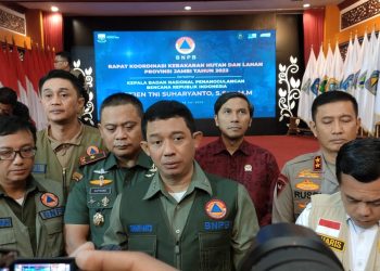 Kepala Badan Nasional Penanggulangan Bencana (BNPB) RI, Letjen TNI Suharyanto saat memimpin rakor karhutla di jambi, Selasa 18 Juli 2023/ Foto: Alan/Ampar