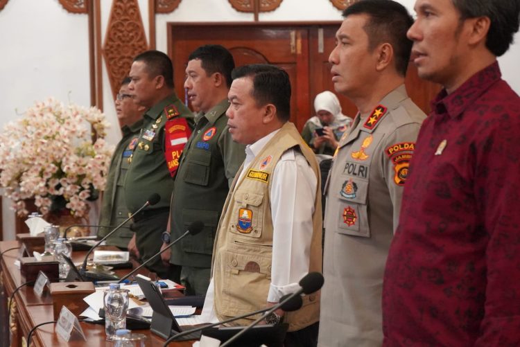 rapat koordinasi Karhutla Provinsi Jambi 2023 yang berlangsung di auditorium rumah dinas Gubernur Jambi, Selasa (18/07/2023)/ Foto: Alan