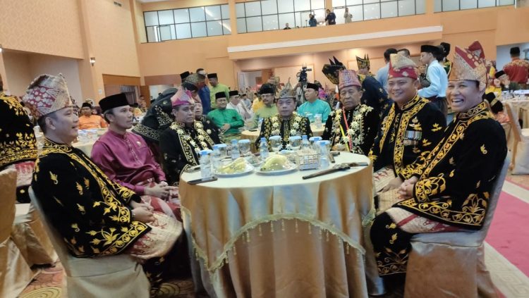 Gubernur Jambi, Wakil Gubernur Jambi, Ketua Umum LAM dan pimpinan Forkopimda Jambi. Foto: Riky