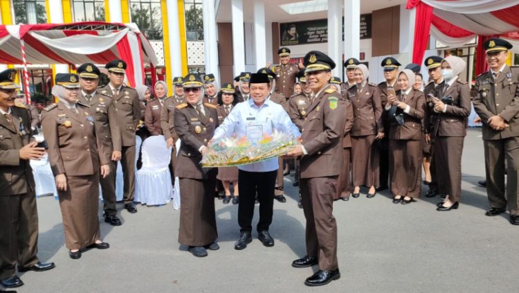 Gubernur Jambi Al Haris memberikan tumpeng kepada Kajati Jambi sebagai ucapan selamat Hari Bhakti Adhyaksa ke-63 tahun 2023, di Kantor Kejati Jambi, Sabtu (22/7). Foto: Riky