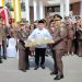 Gubernur Jambi Al Haris memberikan tumpeng kepada Kajati Jambi sebagai ucapan selamat Hari Bhakti Adhyaksa ke-63 tahun 2023, di Kantor Kejati Jambi, Sabtu (22/7). Foto: Riky