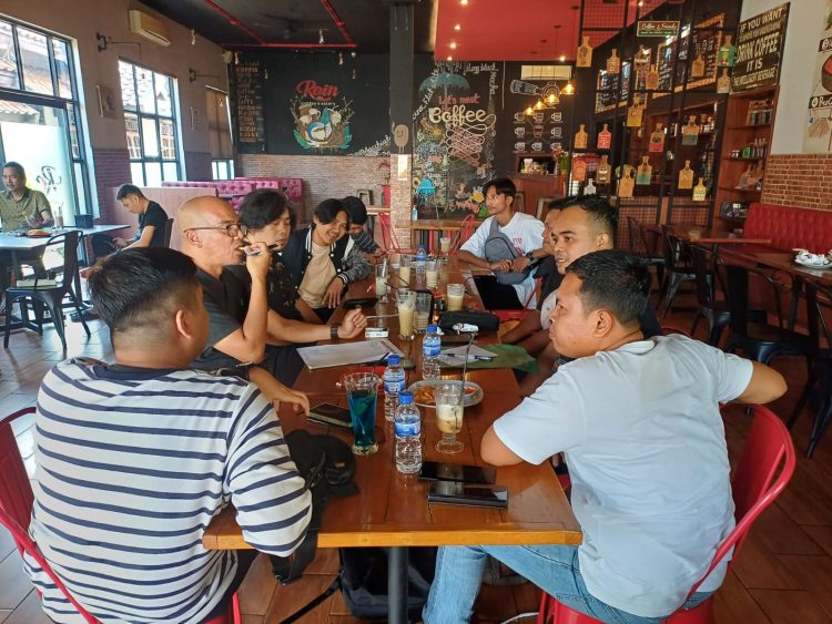 apat Penyempurnaan perlengkapan pertandingan esports Provinsi pada ajang Pekan Olahraga Provinsi Jambi Minggu (9/7/2023)/ Foto: Tia