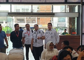 Kepala Dinas Komunikasi dan Informatika (Kominfo) Kota Jambi Abu Bakar saat menyaksikan atlet E-Sport Kota Jambi betanding, Rabu (12/7). Foto: Meli/ Ampar