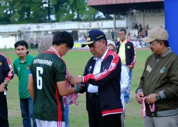 Wagub Sani serahkan medali kepada tim Batanghari usai raih emas Porprov XXIII. Foto: Meli/Ampar